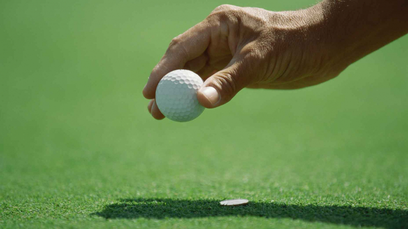 Golfer có bị phạt khi vô tình làm di chuyển vật đánh dấu bóng trên green?