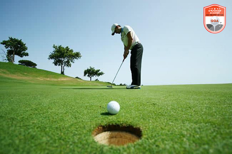 Hướng dẫn kỹ thuật gạt bóng golf hiệu quả nhất golfer phải biết