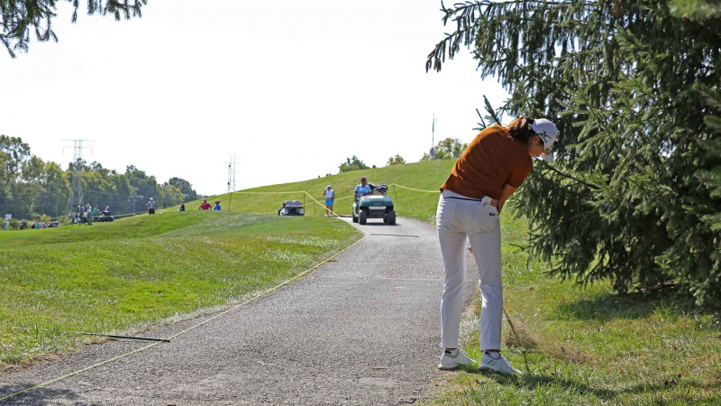 Golfer có được đứng trên đường xe điện sau khi giải thoát không phạt?